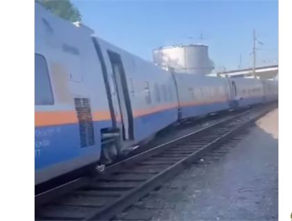 В Алматы с рельсов сошел пассажирский поезд