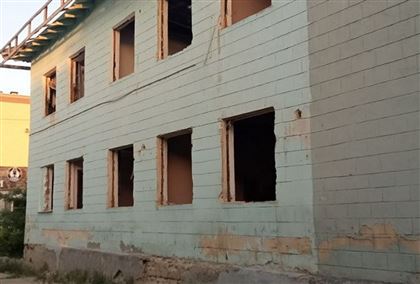 Судьба заброшенного здания волнует жителей 3 микрорайона Актау