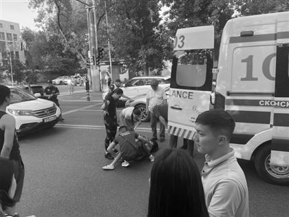 Подростка сбили на перекрестке в центре Алматы 
