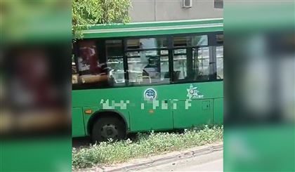 В Алматы в ДТП попал пассажирский автобус