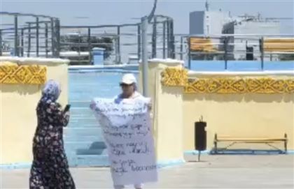 Жительница Актау вышла на одиночный пикет с требованием отставки министра здравоохранения
