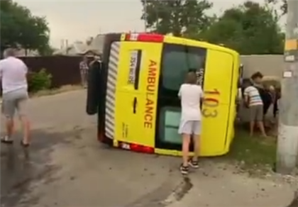 Карета скорой помощи перевернулась в Талдыкоргане