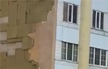 Фасад многоэтажки обрушился из-за сильного ветра в Алматы