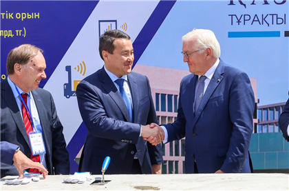 Казахстанский премьер-министр заложил капсулу времени вместе с федеральным президентом Германии