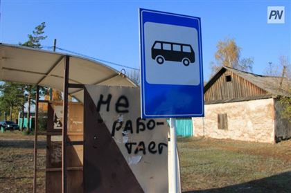 В Павлодаре пассажирский автобус снес остановку