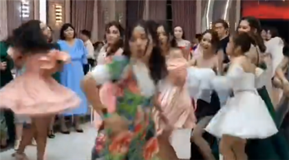 "Хоть бы переоделись" - казахстанцы обсуждают танец выпускниц