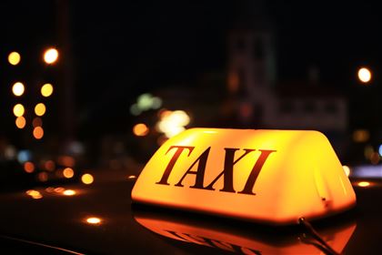 Таксист необычно побудил пассажиров к изучению казахского