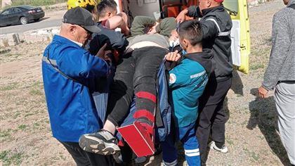 Казахстанца со сломанной ногой спасли в горах Баянаула