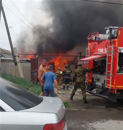 Мужчина спас ребенка из огня до приезда пожарных в Костанае