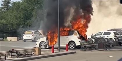 В аэропорту Уральска на парковке загорелось авто