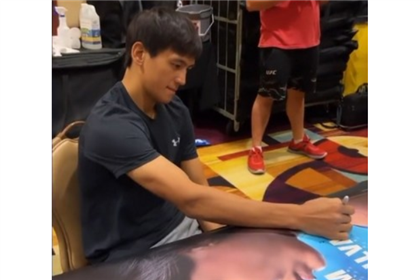 Ещё один казахстанец собирается дебютировать в UFC и уже оставил автографы на постерах