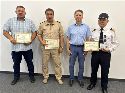 Министр по ЧС наградил авиаторов, которые помогали тушить пожары в природном резервате «Семей орманы» 