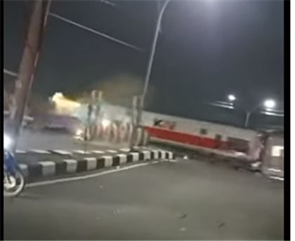 В Индонезии произошло столкновение поезда и грузовика