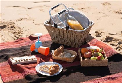 Эти продукты опасно есть во время отдыха на жарком пляже – врач