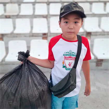 Дети собрали мусор со стадиона после футбольного матча в Уральске