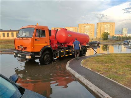 В столице более 100 единиц спецтехники откачивали воду с улиц после дождя