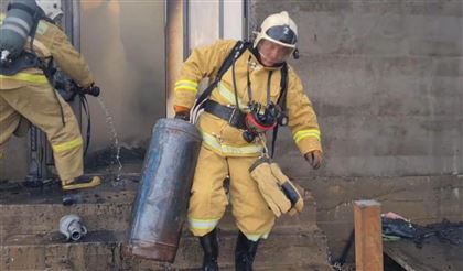 В Шымкенте пожарный из горящего дома вынес газовый баллон