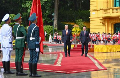 Президент Вьетнама встретил Токаева в президентском дворце