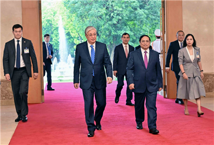Токаев встретился с премьер-министром Вьетнама