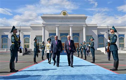 Эмомали Рахмон завершил рабочий визит в Казахстан