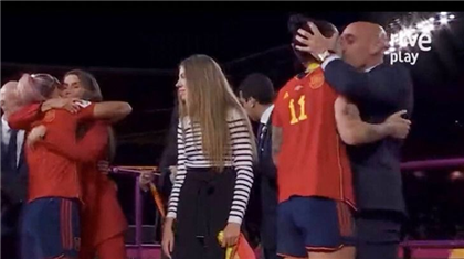 Президента испанской федерации футбола отстранили, за то что он поцеловал игрока в губы
