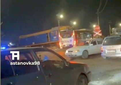 Маршрутный автобус столкнулся с поездом на железнодорожном переезде в Астане