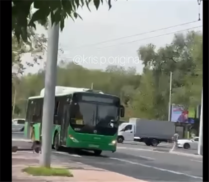 В Алматы автобус без водителя столкнулся с четырьмя автомобилями