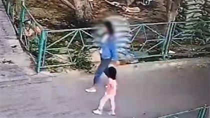 В Шымкенте женщина снимала с детей золотые серьги 