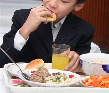 Казахстанцы жалуются на подорожавшее школьное питание - что ответили чиновники