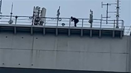 Мужчина пытался сброситься с автомобильного моста в Семее