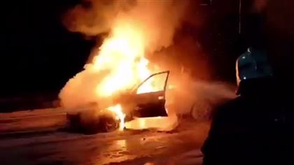 В Шымкенте на одной из улиц загорелся автомобиль