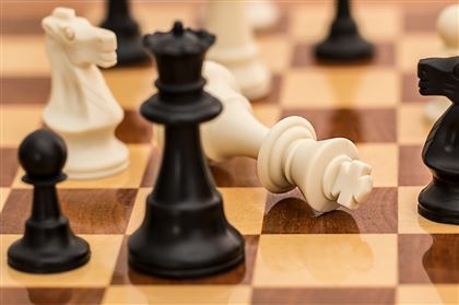 Казахстанский шахматист сенсационно победил Карлсена на турнире в Дохе