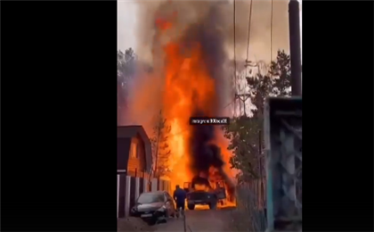 В Караганде водитель получил ожоги во время крупного пожара