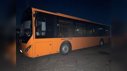 Автобус сбил женщину на остановке в Экибастузе и уехал 