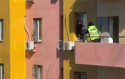 Девушку, пытавшуюся спрыгнуть с балкона 15 этажа, спасли полицейские Атырау