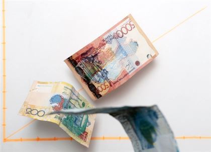 Зарплата в 120 тенге: как национальная валюта взлетала и падала