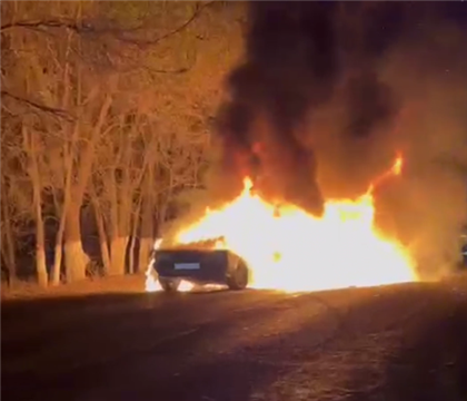 На трассе Алматы-Коргас две автомашины сгорели при столкновении 