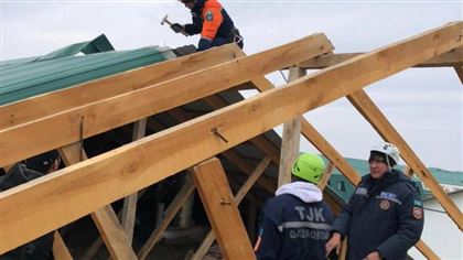 В Атырау сильный ветер сорвал крыши с домов и обрушил столбы