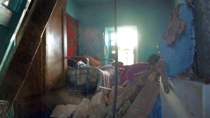 Дом пенсионерки разрушился после аварии на коллекторе в Шымкенте