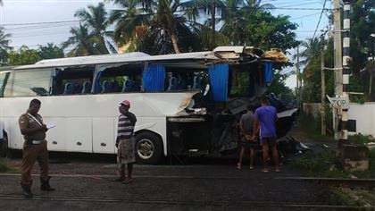В Шри-Ланке автобус с туристами врезался в поезд 