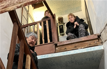 В жилом доме в Актобе рухнула лестница 