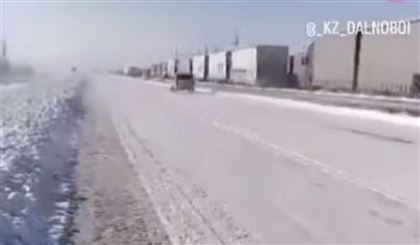 На трассе Алматы - Тараз застряли фуры, дальнобойщики просят помощи