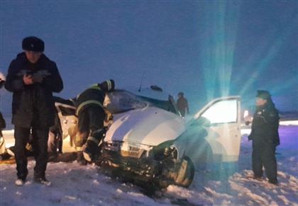 Три человека оказались зажаты в искорёженной машине на трассе в Павлодарской области