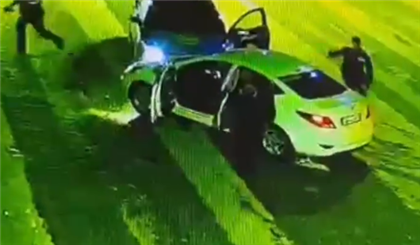 Таксист в Рудном врезался в патрульную машину, чтобы спасти свою жизнь