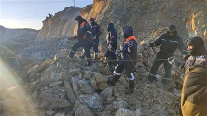 Спасатели вручную убирают 5-тонные камни на месте, где автобус с людьми упал в воронку