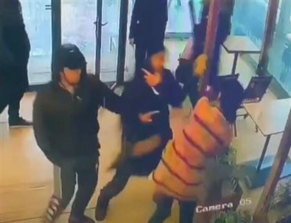 В Шымкенте в одном из кафе мужчина напал на сотрудницу общепита и избил ее