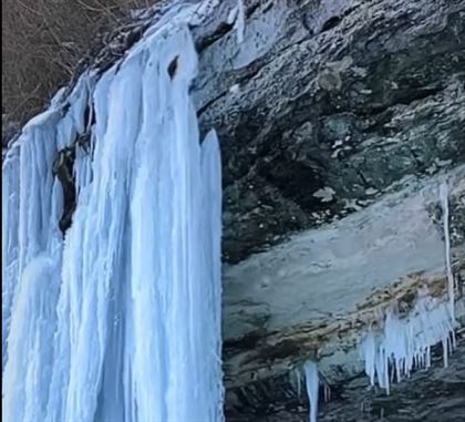 Мужчина разрушил ледяные сталактиты в каньоне Тамшалы в Мангистау