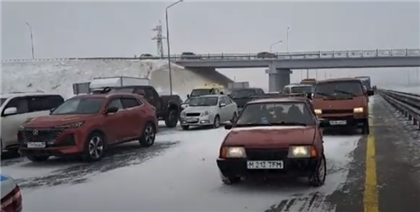 На трассе Караганда – Темиртау из-за ДТП застряли более 300 машин