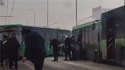 Три автобуса и автомобиль столкнулись в Алматы