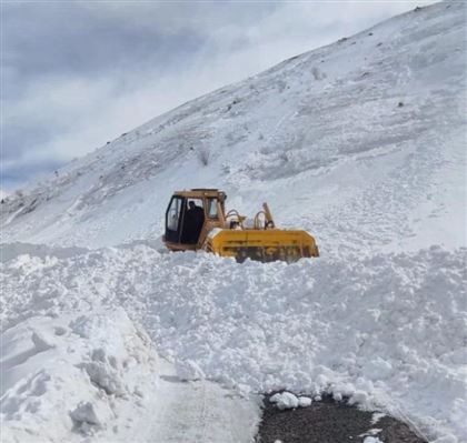 В горах Алматы сошла лавина на дорогу, ведущую на БАО
